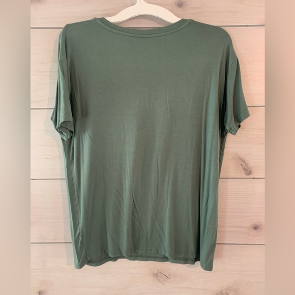 Kyte Baby Relaxed Fit Women’s V-Neck - Picture 4 of 4